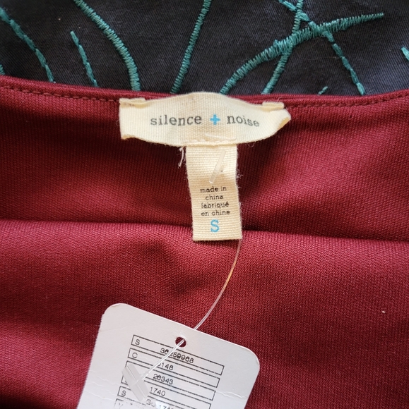 Nwt burgundy crop top - Picture 3 of 4